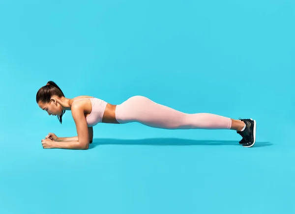 Fitness młoda kobieta robi deski ćwiczenia — Zdjęcie stockowe