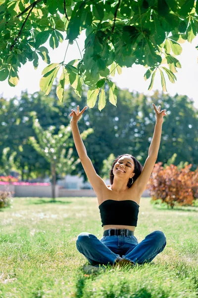 Libertad mujer afro americana feliz con los brazos arriba relajarse en el parque — Foto de Stock