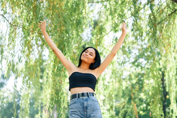 Libertà felice donna afro americana con le braccia alzate rilassarsi nel parco — Foto Stock