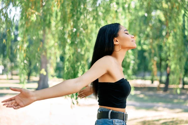 Liberdade afro-americana mulher relaxar no parque ao ar livre. — Fotografia de Stock