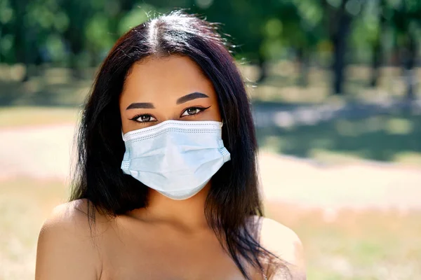 Close up portrait of african american woman in virus protection face mask — Stock Photo, Image