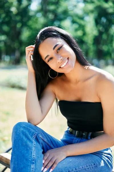 Pretty smiling afro american woman outdoors portrait — Stock Photo, Image