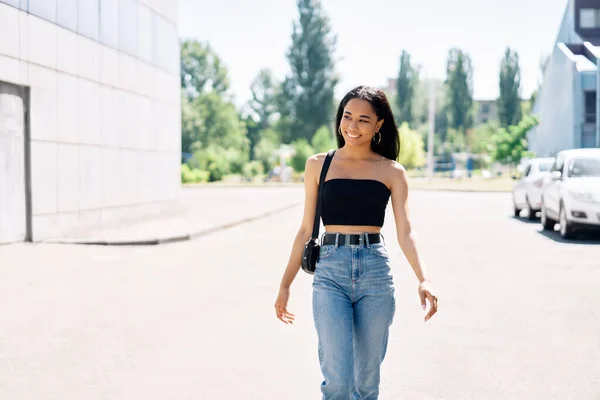 Pretty black woman walking on the city