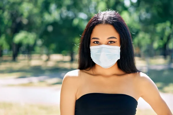 Close up portrait of african american woman in virus protection face mask — Stock Photo, Image