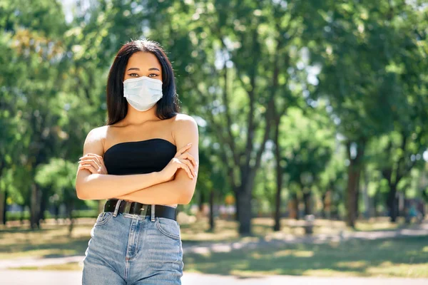 Portrait of confident african american woman in virus protection face mask — Stock Photo, Image