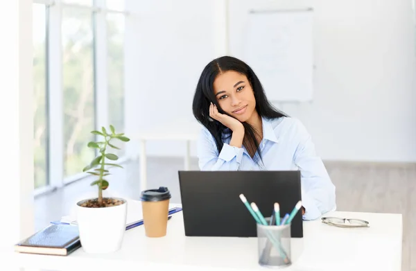 Bastante exitosa empresaria negra posando en una oficina moderna — Foto de Stock