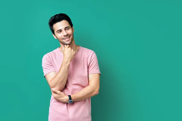 Bonito sorridente jovem no fundo azul — Fotografia de Stock