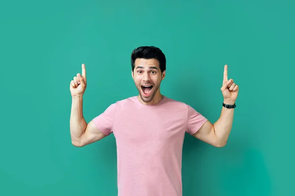 Bonito homem feliz apontando seu dedo mostrando espaço vazio cópia — Fotografia de Stock