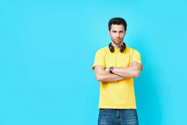 Young trendy handsome man with crossed arms looking to camera — Stock Photo, Image