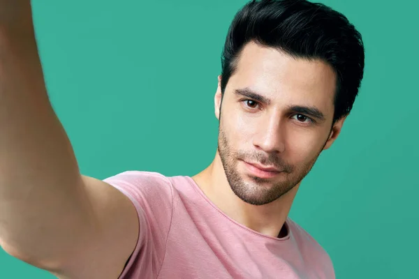 Yakışıklı bir adamın selfie çekerken ki yakın portresi. — Stok fotoğraf