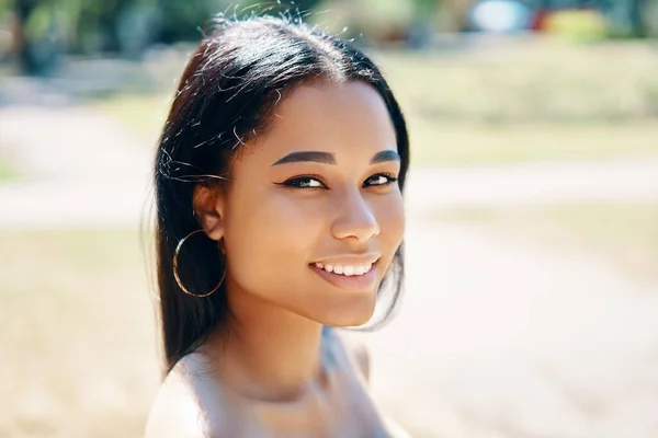 Nahaufnahme Porträt einer schönen jungen afrikanisch-amerikanischen Frau lächelnd — Stockfoto