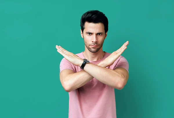 Joven hombre guapo mostrando señal de stop sobre fondo azul —  Fotos de Stock