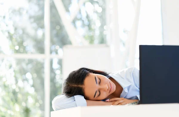 Trött affärskvinna sover på arbetsplatsen på kontoret skrivbord — Stockfoto