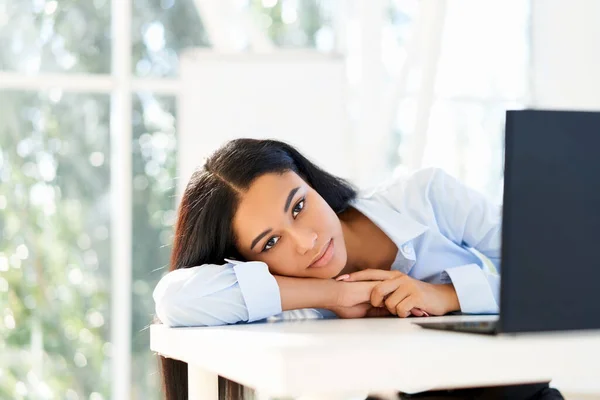Уставшая от работы деловая женщина отдыхает на рабочем месте — стоковое фото