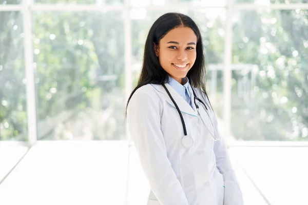 Feliz sonrisa afroamericana retrato médico femenino en el hospital —  Fotos de Stock