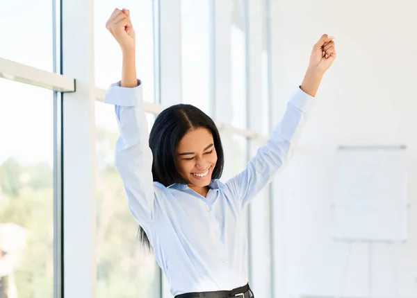 Портрет счастливой возбужденной чернокожей бизнесвумен с поднятыми руками празднует успех — стоковое фото