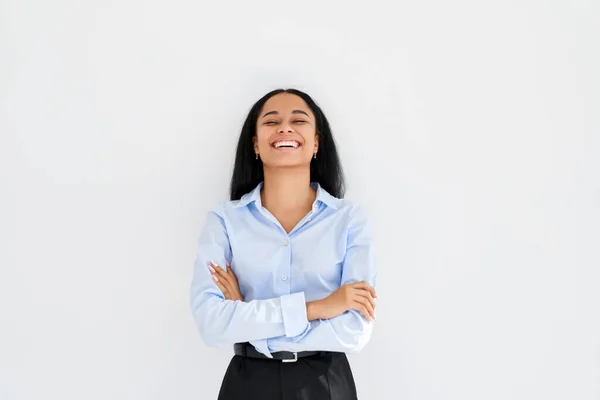 Lachende schwarze Geschäftsfrau mit verschränkten Armen posiert auf weißem Hintergrund — Stockfoto