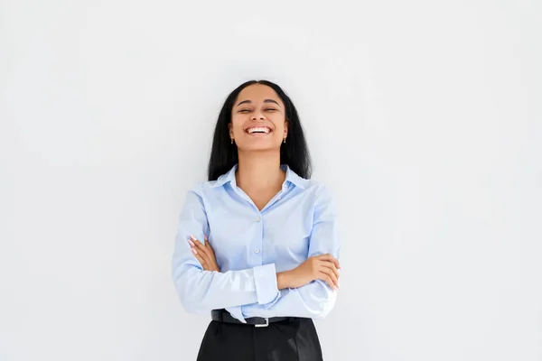 Riendo negra empresaria con brazos cruzados posando sobre fondo blanco —  Fotos de Stock