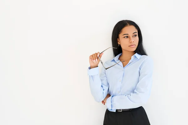 Pensativa mujer de negocios afroamericana posando sobre fondo blanco —  Fotos de Stock