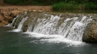 Ormandaki küçük bir şelale fotoğrafını yakın çekim görüntüleri