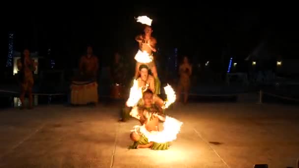 Saipan Cnmi Dezembro 2016 Dançarinos Fogo Realizam Número Parada Respiração — Vídeo de Stock