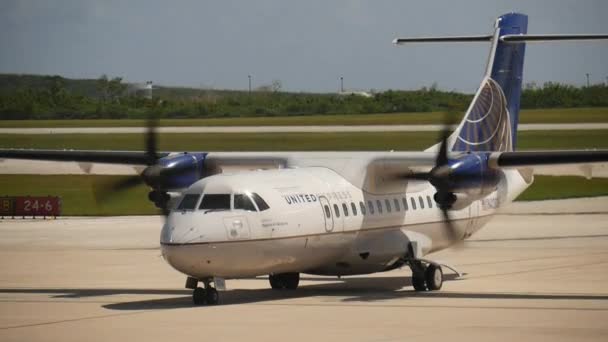 Rota Cnmi Letadlo United Airlines Taxi Asfaltu Hlavy Mezinárodní Letiště — Stock video