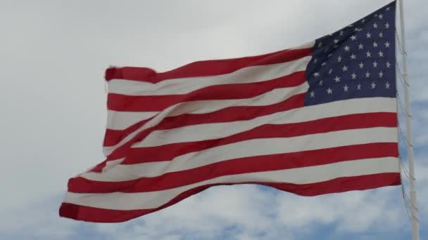 Orta Atış Rüzgarda Sallayarak Amerika Birleşik Devletleri Bayrağı — Stok video