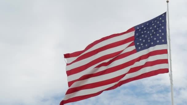 Steady Close Shot Van Een Amerikaanse Vlag Zwaaien Zachtjes Wind — Stockvideo