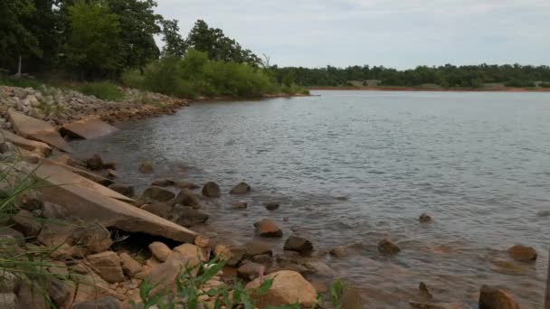 Bala Firme Água Batendo Suavemente Contra Rochas Margem Lago — Vídeo de Stock
