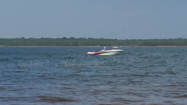 Oklahoma City Usa September 2017 Boat Glides Waters Lake Stanley — стоковое видео