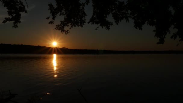 Stetige Aufnahme Einer Untergehenden Sonne Mit Spiegelungen Einem See Mit — Stockvideo