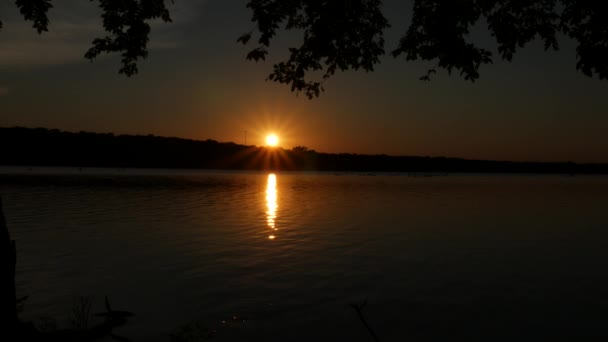 Όμορφο Ηλιοβασίλεμα Που Αντανακλάται Στα Νερά Του Ποταμού — Αρχείο Βίντεο