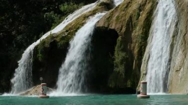 Sürekli orta altındaki doğal yüzme havuzlu Turner Falls atış kadar geniş