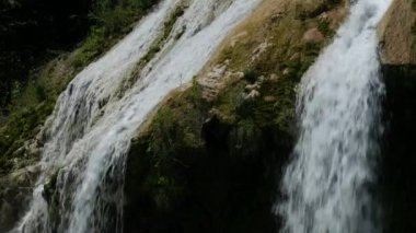 Güzel bir şelale basamaklı su yakın çekim