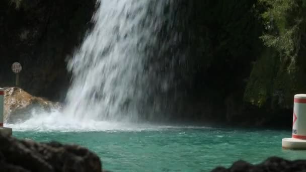 Close Tiro Água Caindo Uma Piscina Uma Cachoeira — Vídeo de Stock