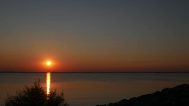 Niesamowity Zachód Słońca Łodzi Jeziorze Produkujących Złote Falującej Wody — Wideo stockowe