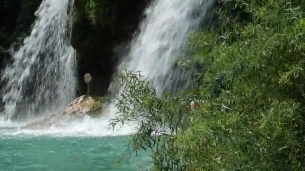Extremo Close Água Caindo Contra Uma Rocha Fundo Uma Cachoeira — Vídeo de Stock