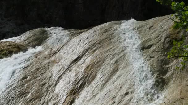 Grande Quantidade Água Cascata Descendo Uma Rocha Escorregadia Topo Uma — Vídeo de Stock