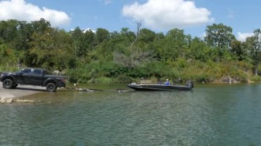 Kükürt, Oklahoma--Eylül 2017: Bir balıkçı teknesi su bir araç o yedekte için beklediği bir rıhtım doğru kayar.