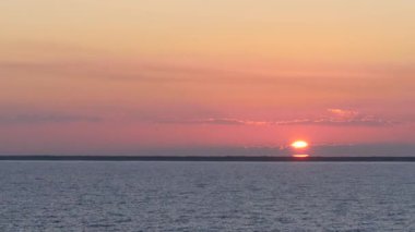 Karayip Okyanusu üzerinde büyük bir yuvarlak gün batımı el çekim