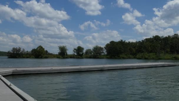 一个湖的稳定镜头 漂浮的码头延伸到水中 — 图库视频影像