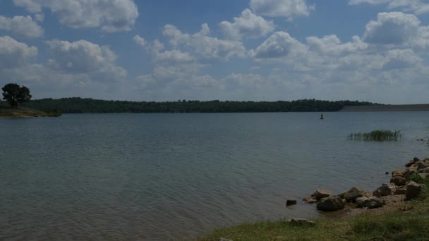 Широкий Снимок Озера Водохранилищем Вдалеке — стоковое видео