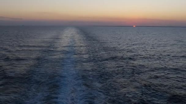 Handbild Von Wasserbewegungen Heck Eines Schiffes Mit Untergehender Sonne Horizont — Stockvideo