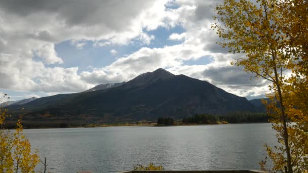 科罗拉多州首脑县迪龙湖或狄龙水库积雪覆盖的山脉中宽拍摄 — 图库视频影像
