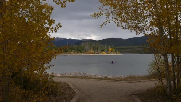 Lago Dillon Delimitato Pioppi Con Splendide Montagne Sullo Sfondo — Video Stock