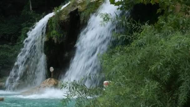 Seitenansicht Medium Nahaufnahme Von Wasser Das Den Wendehammer Hinunterfällt — Stockvideo