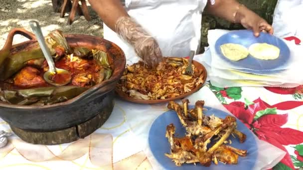 Penduduk Desa Menyiapkan Hidangan Ayam Yang Dimasak Secara Lokal Untuk — Stok Video