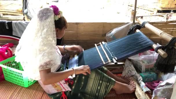 Chiang Rai Thailandmarch 2018 Poręczne Ujęcie Młodej Dziewczyny Plemienia Karen — Wideo stockowe