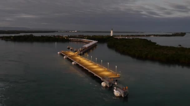 Handhållen Twilight Shot Avgår Från Hamnen Harvest Caye Island Karibiska — Stockvideo