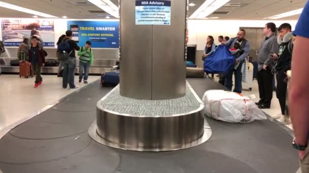 Miami Florida Ocak 2018 Nsanlar Bagajlarını Miami Uluslararası Havaalanı Taşıyıcısında — Stok video